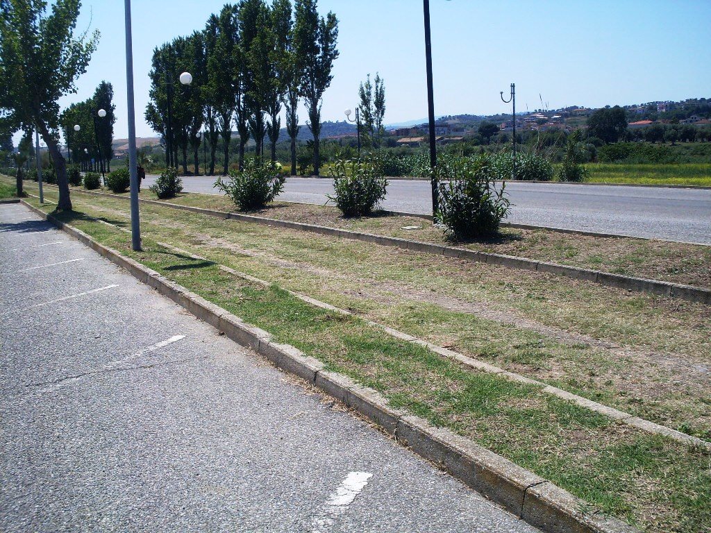 Vandali in azione a Crosia, distrutta anche doccia per disabili 