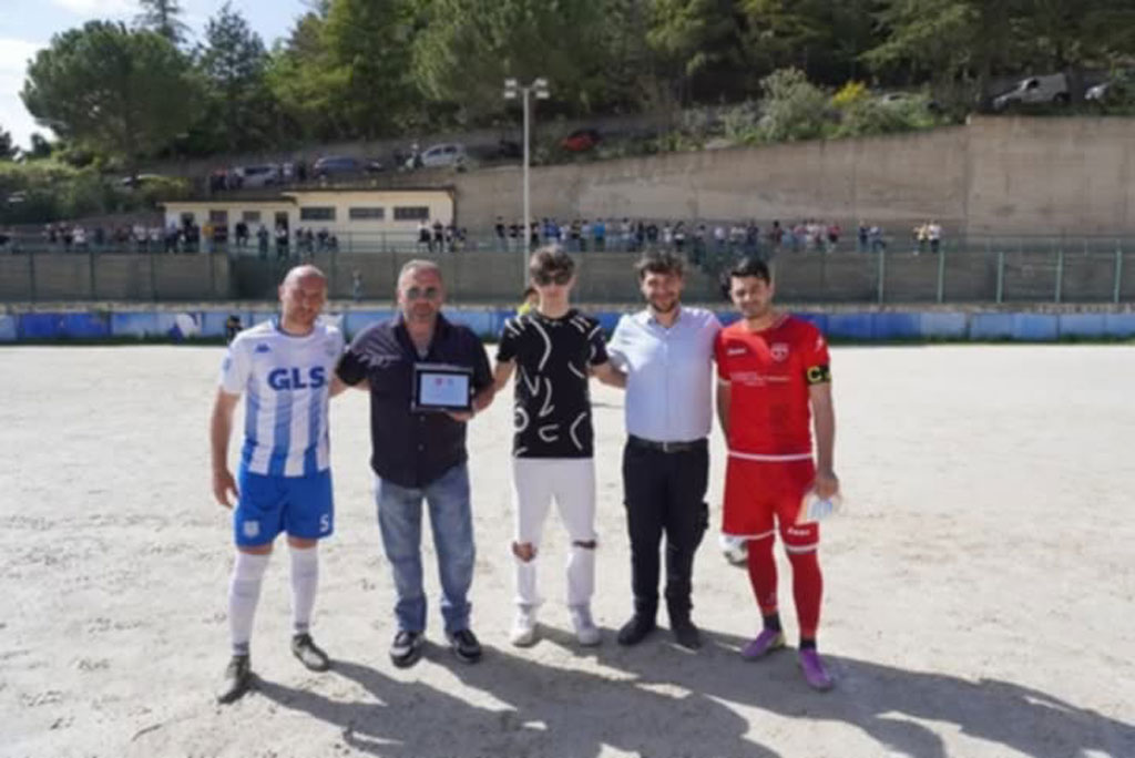 La-Promosport-consegna-targa-ricordo-ai-familiari-del-giovane-Mattia-Scumaci_5ee90.jpg