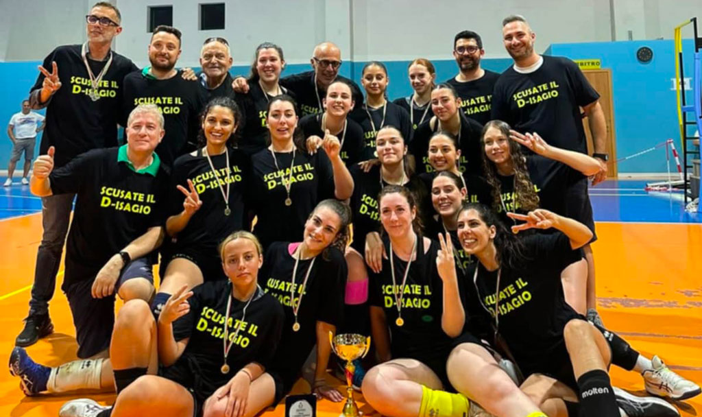 La-Sicma-Volley-gioisce-con-la-medaglia-al-collo-per-la-promozione-in-D_48082.jpg