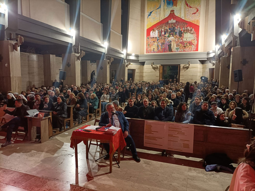 La-chiesa-gremita-di-gente_56cec.jpg