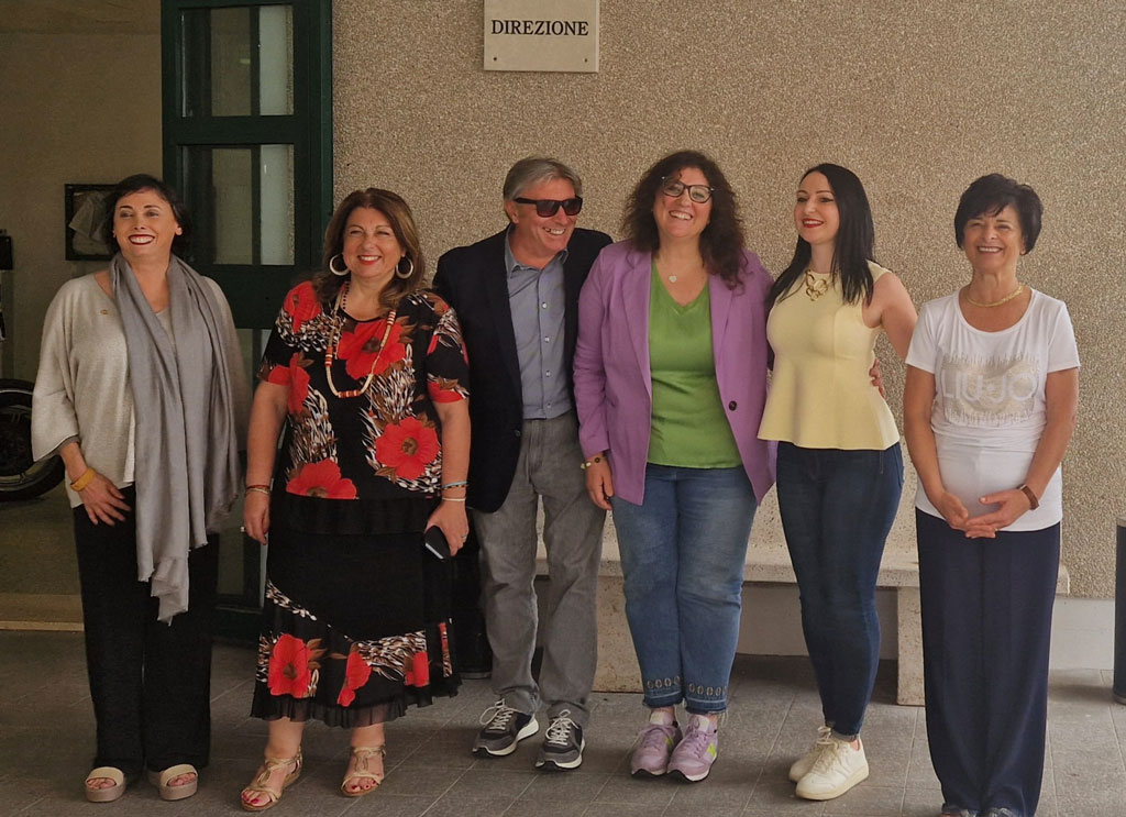 La-direttrice-del-carcere-insieme-alle-presidente-del-Soroptimist-e-ai-musicisti_32f50.jpg