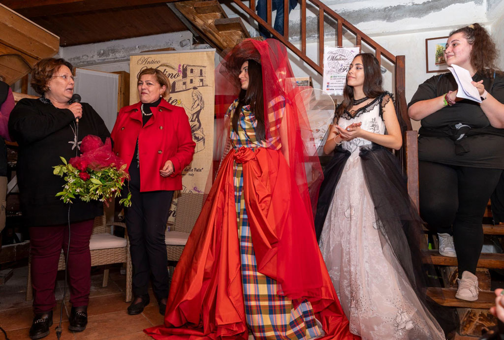La-dirigente-Anna-Primavera-Manuelita-Iacopetta-e-le-modelle_02ae0.jpg