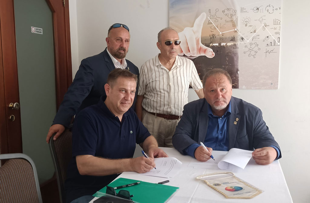 La-firma-dellaccordo-tra-So.San-e-Lions-Cub-Maida-Feudo_adcdb.jpg