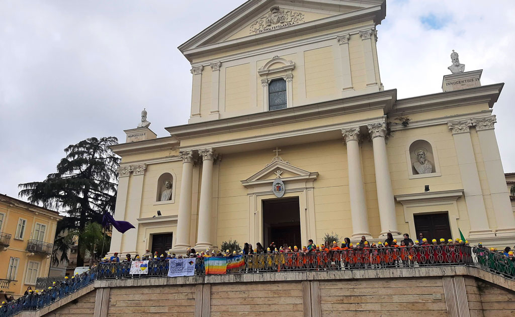 La-manifestazione-sulla-pace-sulla-balconata-della-cattedrale_aabc4.jpg