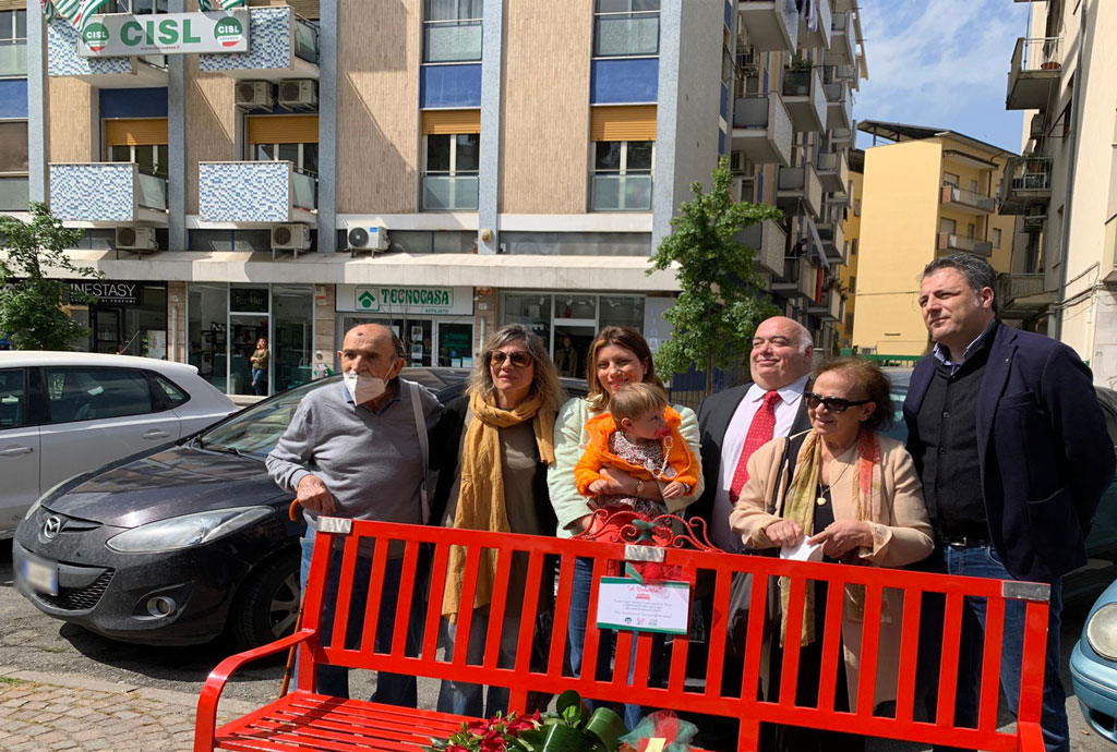 La-posa-della-panchina-rossa-con-Franco-e-Matilde-Lanzino_9bc6b.jpg