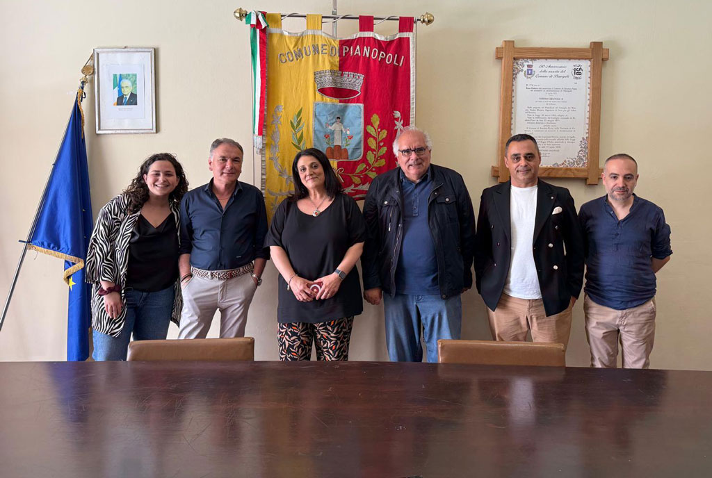 La-sindaca-Valentina-Cuda-con-i-professionisti-promotori-del-progetto_b62a1.jpg