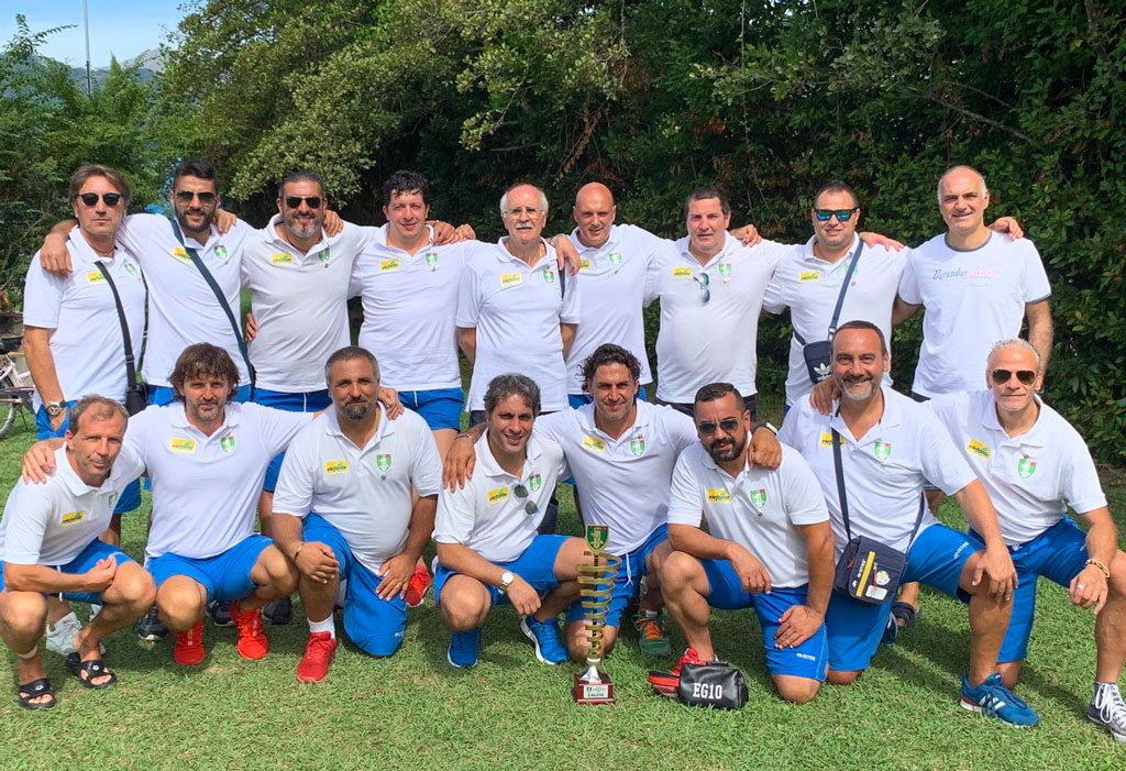 La-squadra-Dirigente-e-Mister-con-Coppa-Campione.jpg