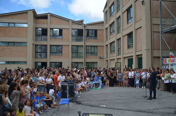 Laccoglienza-nel-cortile-della-scuola-Pitagora_6bb94.jpg
