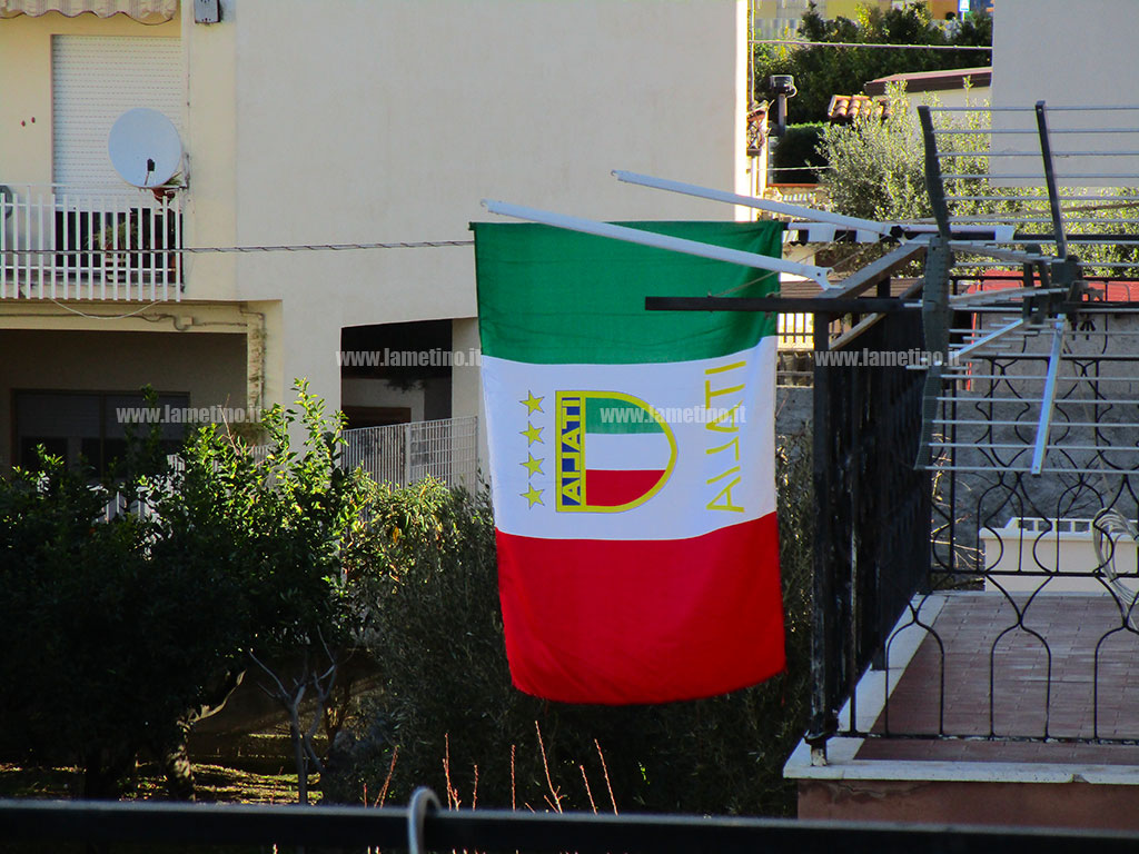 Lamezia al tempo del Coronavirus, tra musica e tricolore sui balconi contro la paura