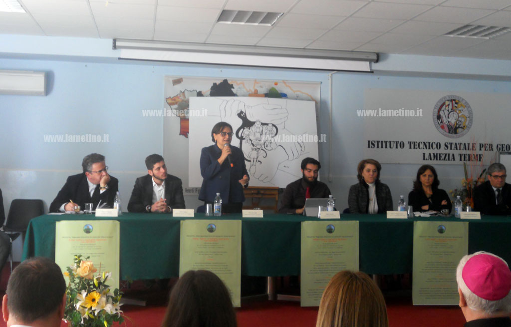 Lamezia, seminario su criminalità all’Istituto Tecnico. Latella: “Accanto alle Istituzioni la società civile”