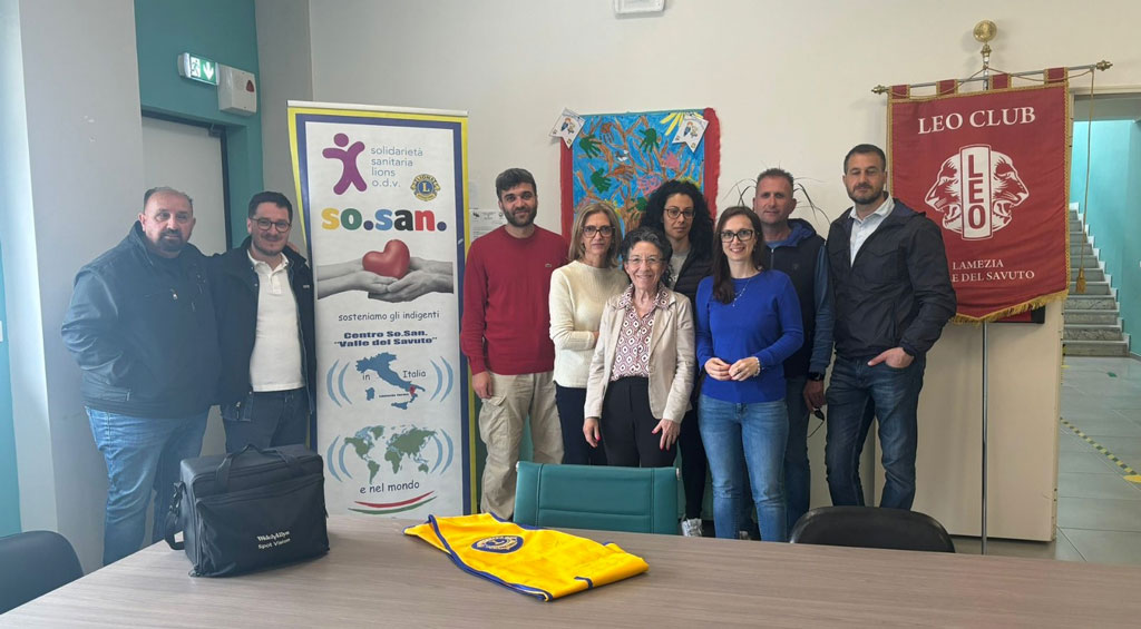 Le-autorita-lionistiche-con-i-rappres-entanti-della-scuola-e-del-Comune_12604.jpg