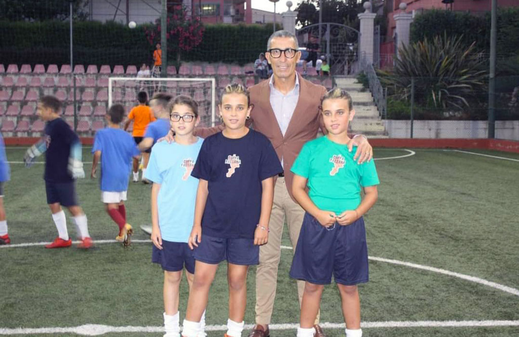 Le-piccole-calciatrici-con-allenatore-Rosario-Salerno_4d3b5.jpg