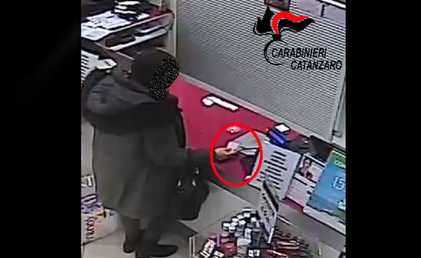 Fanno shopping con carta di credito rubata, tre denunce a Catanzaro