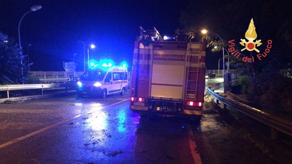 Donna si lancia da viadotto a Catanzaro, salvata dai vigili del fuoco
