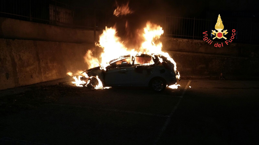 Doppio incendio nella notte a Catanzaro, a fuoco auto e pineta