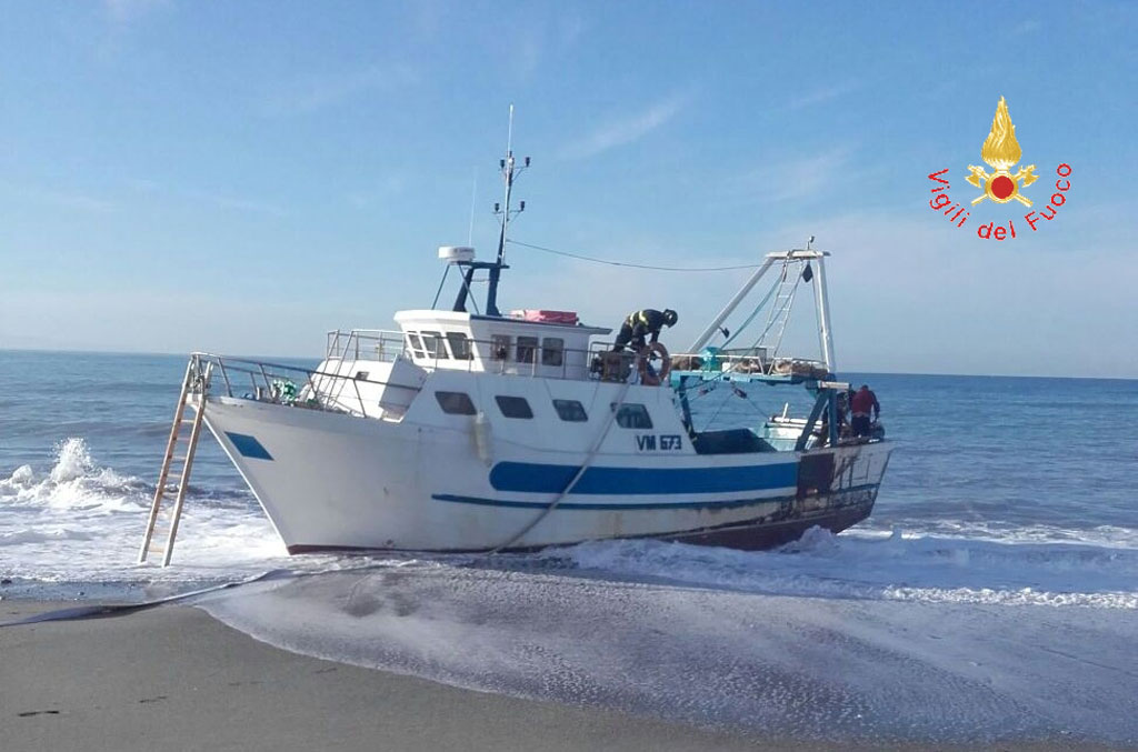 Motopeschereccio in avaria soccorso in località Capo Suvero