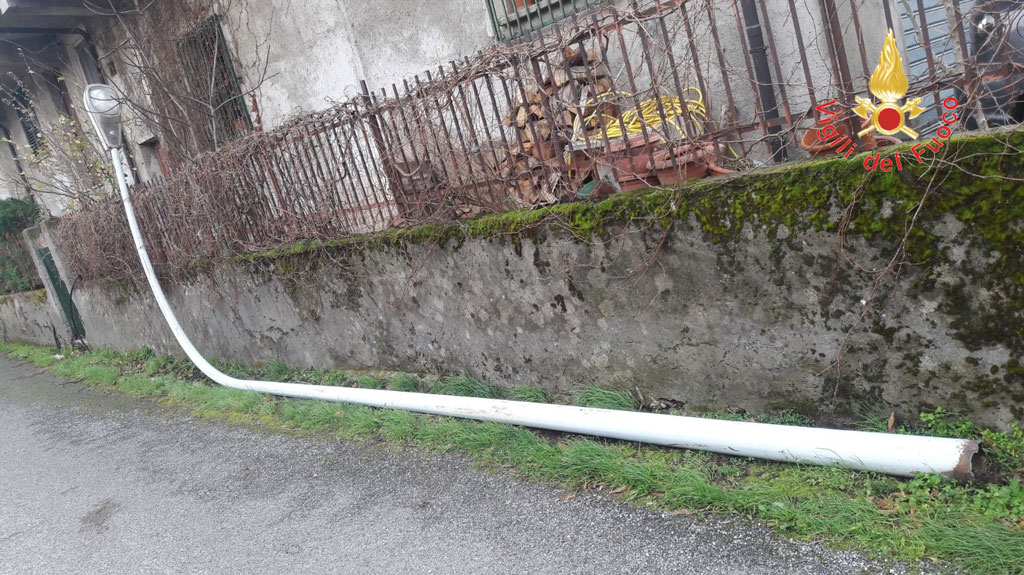 Maltempo, tecnici a lavoro per ripristinare servizio elettrico in alcune zone della Calabria
