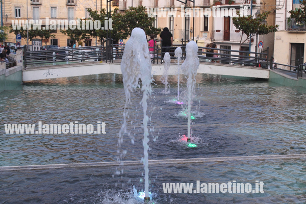 Lamezia:  Giochi d’acqua e di luce nella fontana di Piazza Mercato Vecchio