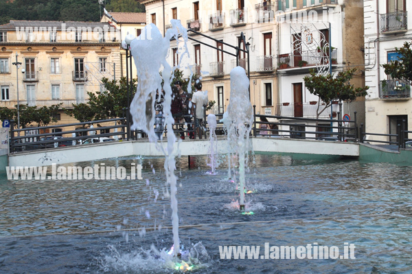 Luci-colorate-fontana-piazza-mercato-vecchio2.jpg