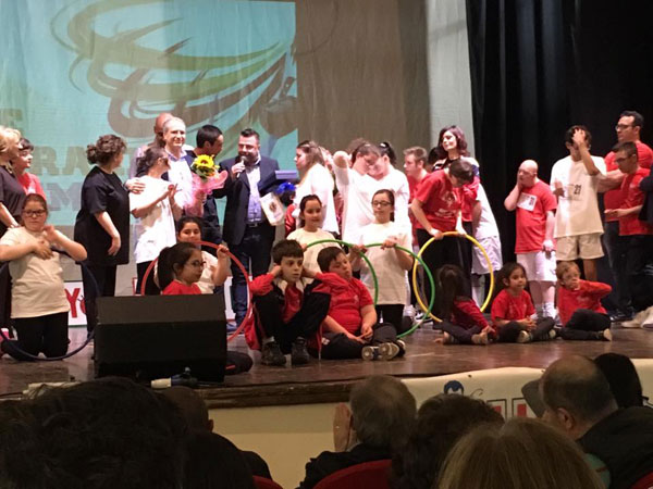 Lamezia: successo per gli attori speciali della Lucky Friends ne “Le strane olimpiadi” di scena al Costabile