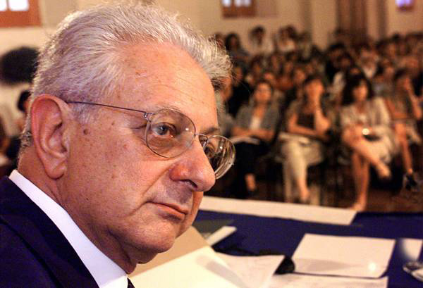 Luigi Berlinguer ha malore: ricoverato d'urgenza in ospedale "Annunziata", condizioni stabili