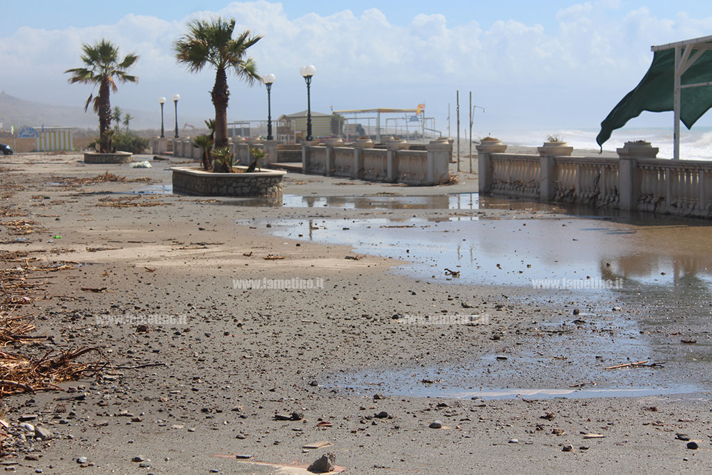 Maltempo, mareggiata a Nocera Terinese: l’acqua invade nuovamente lungomare