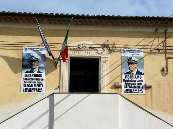 Sindaco Terranova espone gigantografie Marò su municipio, 'liberateli'