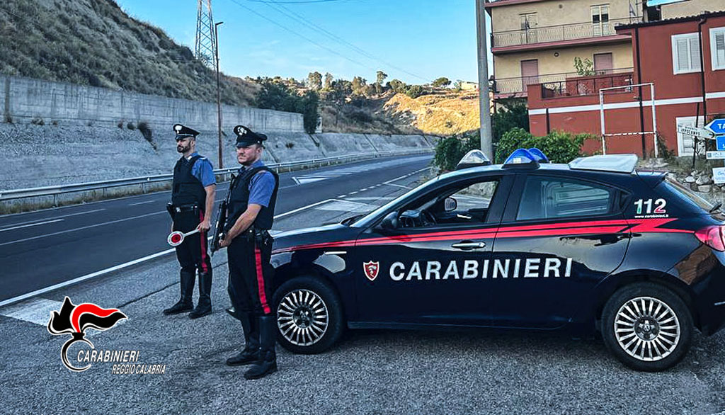 Tenta di colpire familiari e minaccia passanti con coltello: in manette 37enne nel Reggino