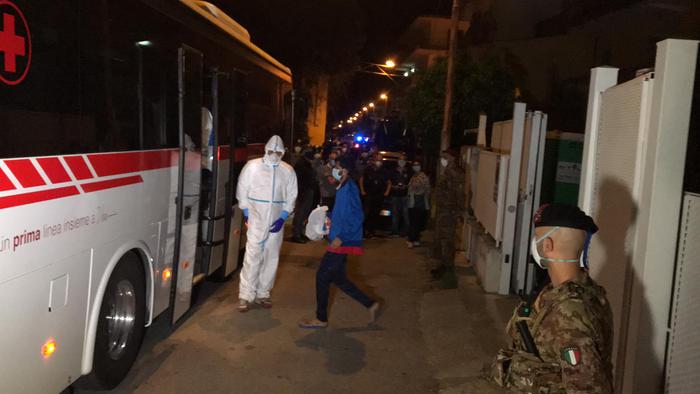 Migranti contagiati trasferiti a Roma, protestano i cittadini del quartiere