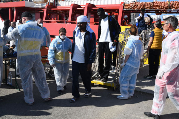 Giunta a Crotone nave "Medici senza frontiere" con 861 migranti
