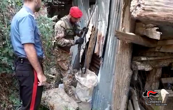 Occultava fucile e munizioni in campagna, Carabinieri denunciano 54enne a Molochio