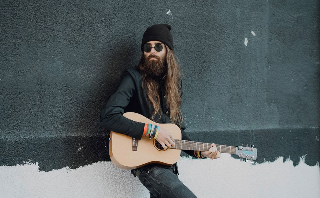 A Lamezia il tour "Make Like A Tree" dell’artista ucraino che gira il mondo in autostop per diffondere melodie indie-folk