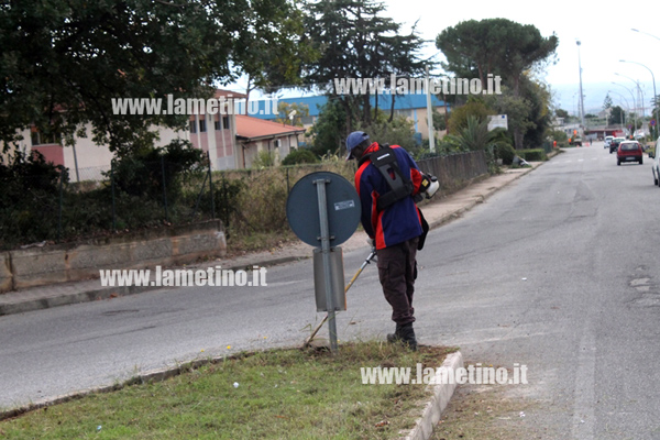 Lamezia: Ospiti Malgrado Tutto puliscono via Savutano