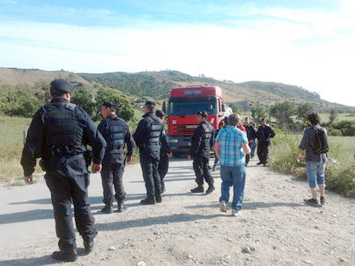 Calabria: Rifiuti, presidio di cittadini davanti discarica Scala Coeli