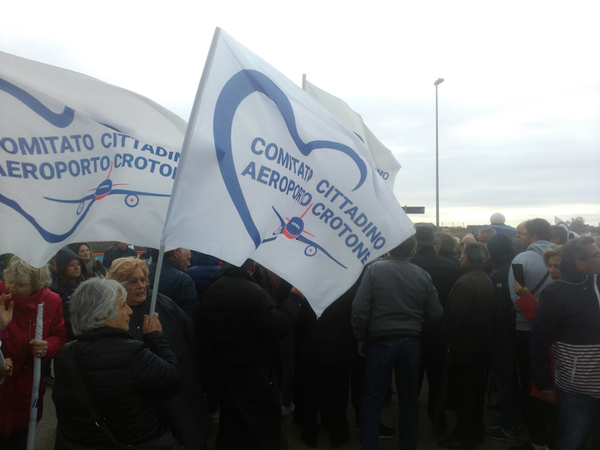 Comitato Cittadino Aeroporto Crotone: “Speriamo che notizie su voli diventino realtà”