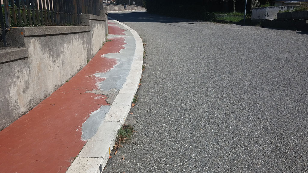 Comitato pro ospedale Reventino ripara marciapiede