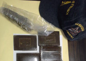 Calabria: Sorpreso a trasportare hascisc e marijuana, arrestato