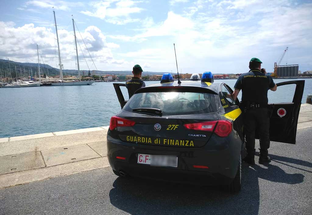 Evase imposte per 3 milioni di euro, indagati 50 lavoratori marittimi nel vibonese