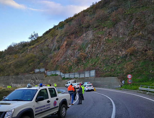Cadono massi sulla SS107, strada chiusa a Paola