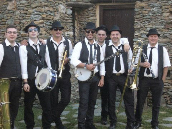 Materazzo-al-centro-della-foto-con-la-band-Jericho-Dixieland
