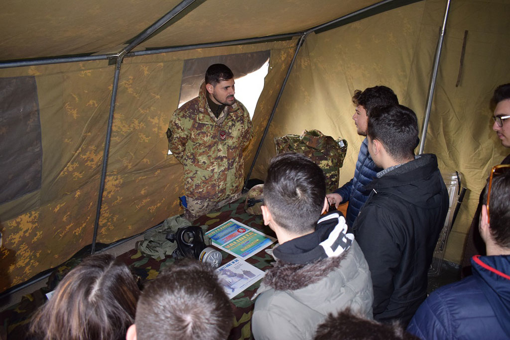 Lamezia, Istituto tecnico “Ciliberto” di Crotone in visita al Reggimento Aviazione dell’Esercito Sirio