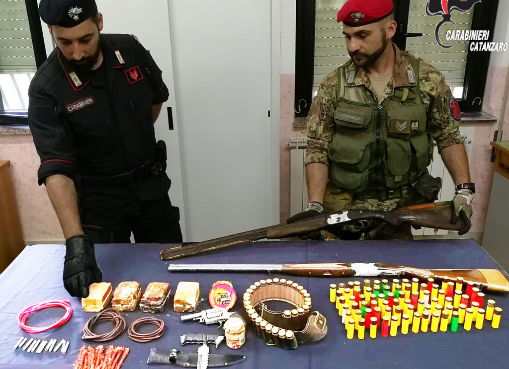 Aveva una bomba a mano da guerra, esplosivi e armi clandestine: un arresto a Chiaravalle Centrale