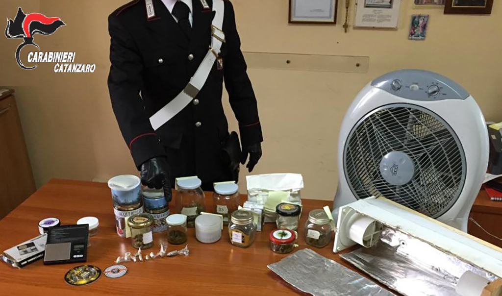 Coltivava e spacciava stupefacenti in casa, arrestato 40enne a Soverato 