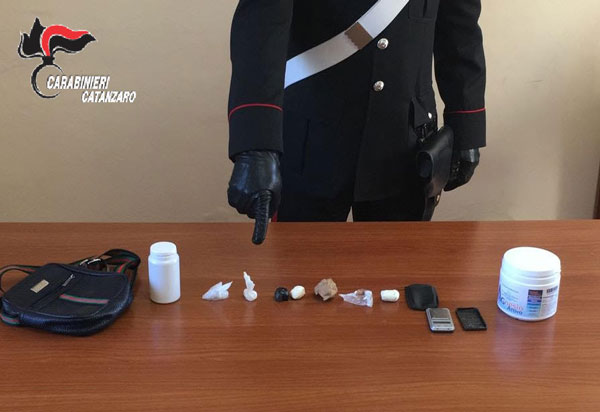 Deteneva cocaina nel bagno, arrestato dai carabinieri 28enne di Davoli 