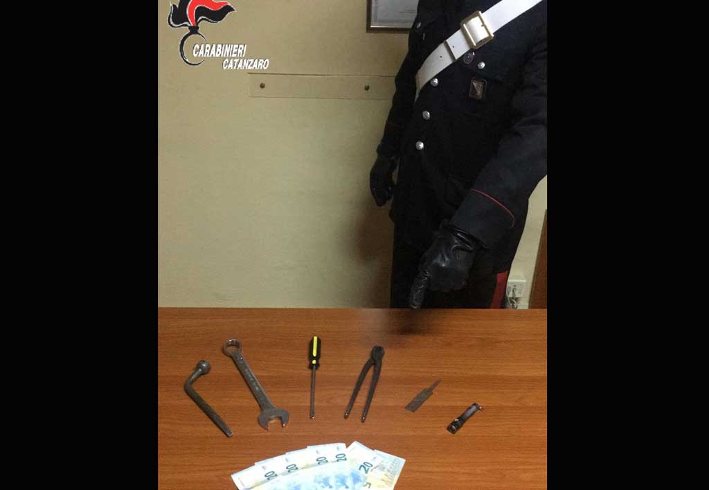 Tenta furto in agenzia assicurativa a Soverato, arrestato 64enne
