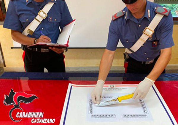 Tenta estorsione in negozio abbigliamento a Soverato armato di coltello: arrestato
