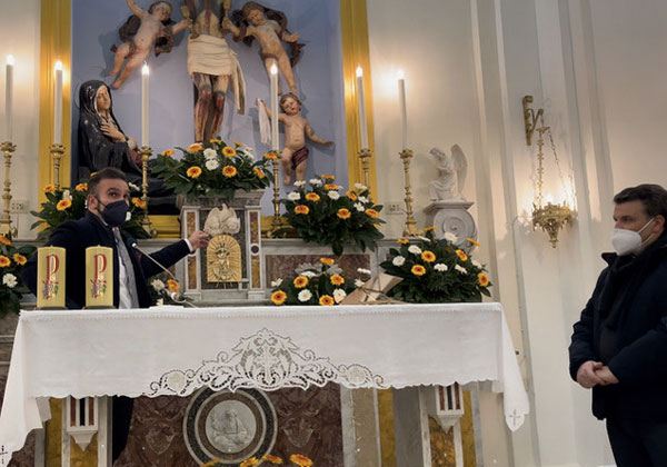 Lamezia, Raffaele Mazza restaura e realizza nuova porta tabernacolo e componenti altare Chiesa del Crocifisso