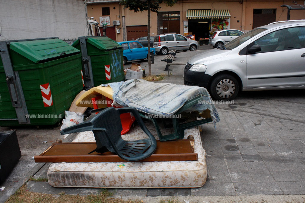 Lamezia: diversi rifiuti ingombranti in piazza Mercato Nuovo
