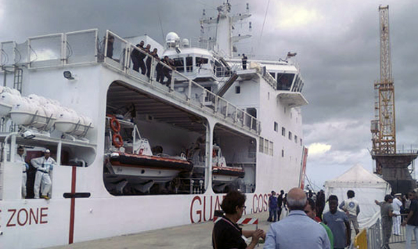 Domani a Reggio lo sbarco di 764 migranti, a bordo anche 8 salme