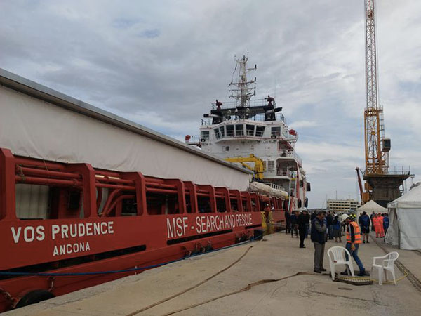 Sbarco di 649 migranti a Reggio Calabria su nave Medici Senza Frontiere